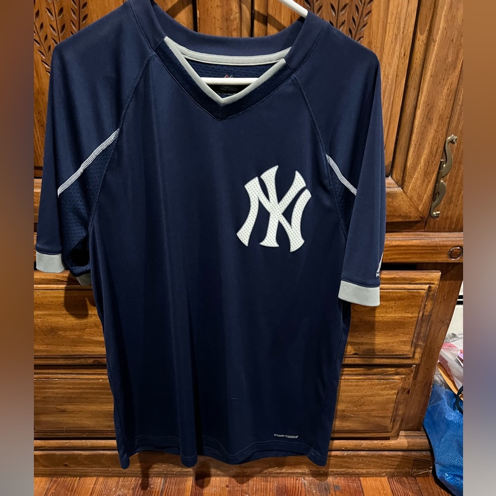 Yankee shirt size large